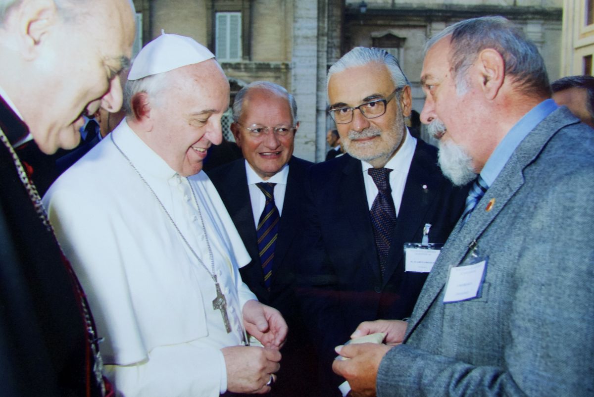 Papst Franziskus I segnete Ingo Potrykus (rechts) bei seinem Besuch im Vatikan.