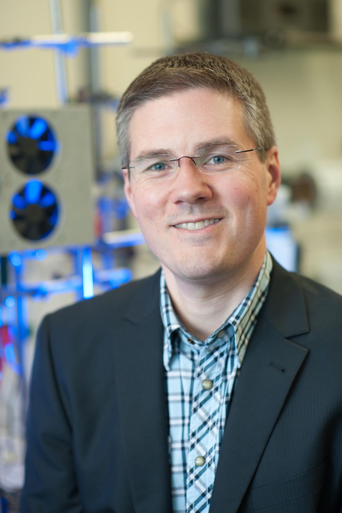 Prof. Carsten Streb forscht am Institut für Angewandte Chemie der Univeristät Ulm an Möglichkeiten, die natürliche Photosynthese technisch nachzubilden.