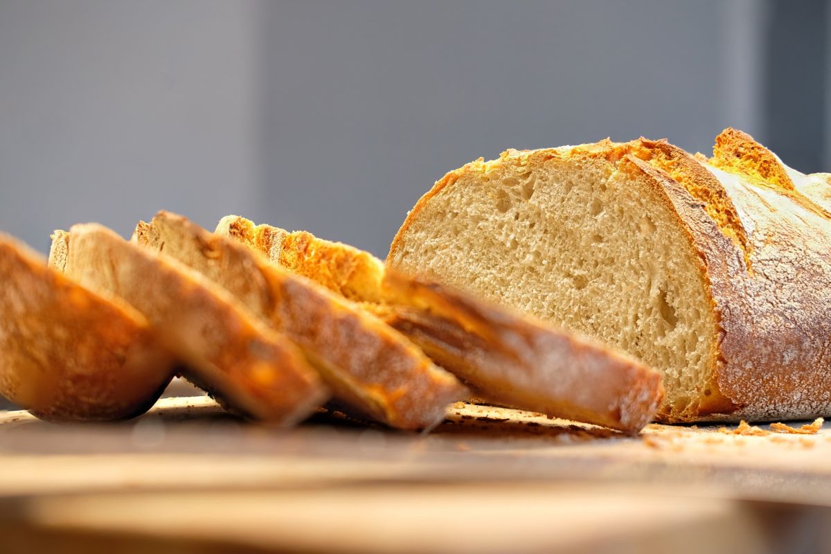 Acrylamid entsteht, wenn Weizenmehl gebacken, geröstet oder anderweitig bei hoher Temperatur verarbeitet wird. Davon ist prinzipiell fast jedes Weizen-Produkt betroffen, auch Brot.
