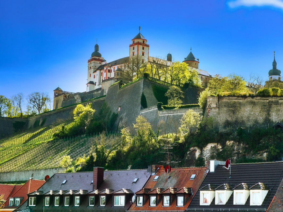 Studie in Würzburg belegt: Es darf ruhig ein bisschen mehr Grün wachsen. Das bringt Vorteile für das Klima in der Stadt. (Bildquelle: © Holger Schué / Pixabay)