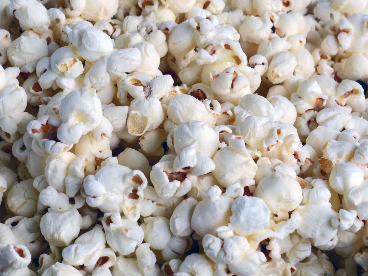 Popcorn ist nicht nur eine gute Begleitung für einen Film, es kann auch als Basis für umweltschonendes Baumaterial dienen. (Bildquelle: © anncapictures / Pixabay)