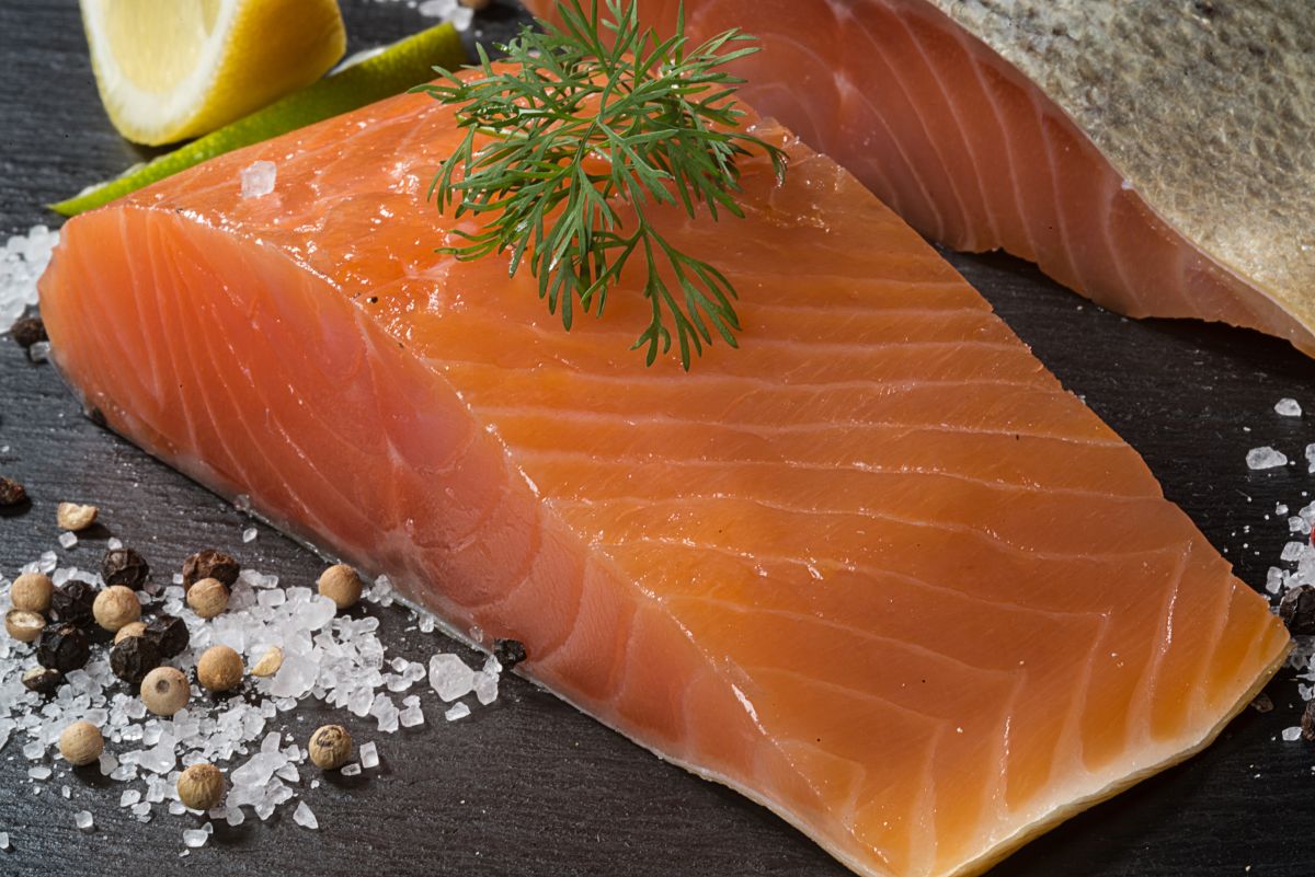 Lachs enthält große Mengen an Omega-3-Fettsäuren. Durch Omega-3-Fettsäuren produzierende Pflanzen könnte die Fischzucht entlastet werden.