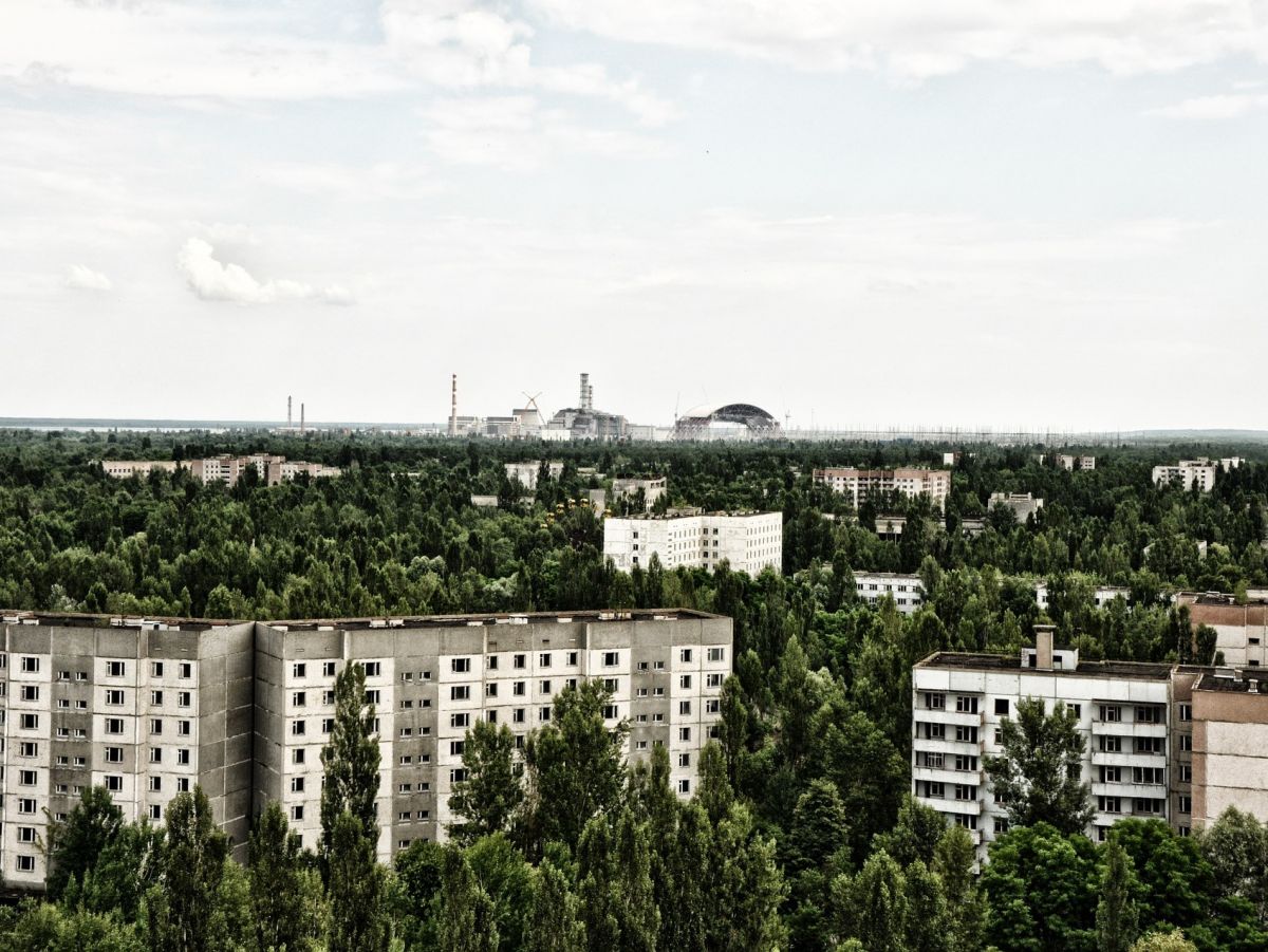 Nach dem Reaktorunfall von Tschernobyl (hier ein Bild von der Geisterstadt Prypjat) waren neben radioaktivem Cäsium (Cäsium-137 und Cäsium-134) auch Jod (Jod-131) für die Strahlenexposition des Menschen entscheidend. Heute ist nur noch das langlebige Cäsium-137 relevant, da es eine Halbwertszeit von etwa 30 Jahren hat und somit noch nicht abgebaut ist.
