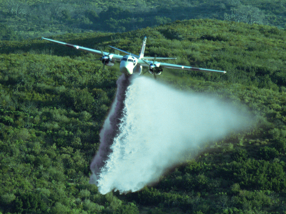 Mit Flugzeugen könnte Gesteinsmehl in Ökosysteme eingebracht werden und der Atmosphäre Kohlendioxid dauerhaft entziehen. (Bildquelle: © Thomas Hays / CC BY 2.0)