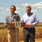 Obama und Vilsack auf einem Maisfeld in Iowa
